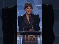 Dakota Johnson Le Entrega El Premio De Mejor Actor A Su Papi Antonio Banderas íconos Shorts