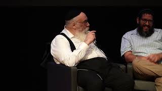 כנס "לימוד תורתך באהבה | הפאנל המרכזי | לימוד, למדנות והבנת התורה - מה אנחנו עושים כשאנחנו לומדים (תלמידי הרב עדין אבן ישראל (שטיינזלץ) זצ"ל) - התמונה מוצגת ישירות מתוך אתר האינטרנט יוטיוב. זכויות היוצרים בתמונה שייכות ליוצרה. קישור קרדיט למקור התוכן נמצא בתוך דף הסרטון