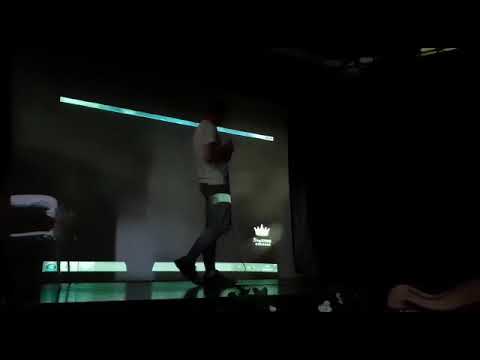 Mohamed canta Titanium