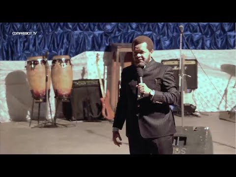 La consécration avec Pasteur MARCELLO TUNASI (GRENCONS 2018 à l’UNIKIN)  du 25 Mai 2018