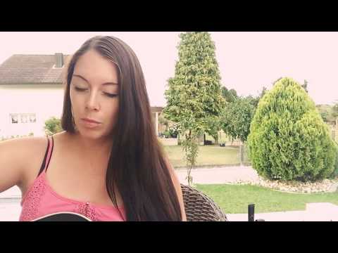 Alperose Polo Hofer Akustikversion von Sängerin Helen Pfaff mit Gitarre