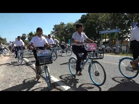 GLOBALink | Bicicletas doadas por chineses dão sorriso e esperança a estudantes carentes no Camboja