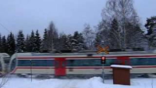 preview picture of video 'Finnish regional train passed Vanha maantie level crossing'