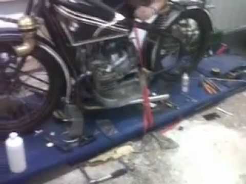 BMW R42 Mikel ajustando