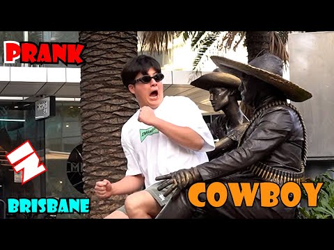 #cowboy_prank. The reactions are priceless.LOL. elucon statue prank. luco patung.