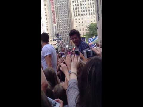 One Direction live preformance at the today show singing kiss you