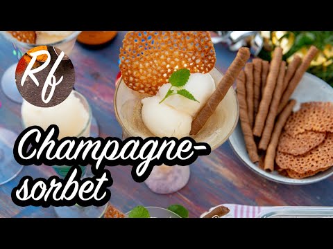 Lyxig champagnesorbet med äkta champagne eller mousserande vin som cava, spumante eller sekt. Festlig att servera till nyår och fest.>