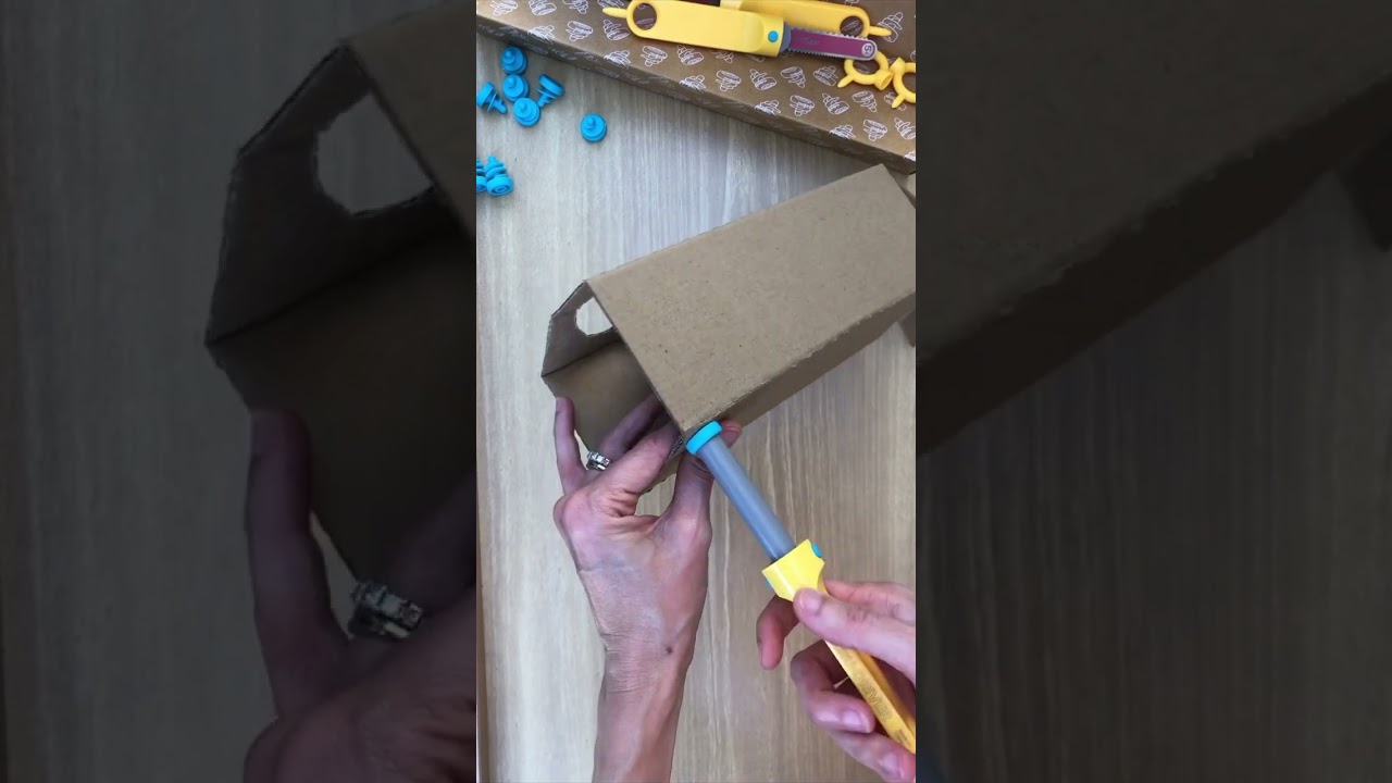 DIY Traffic Light Craft  #diy #cardboard #pretendplay