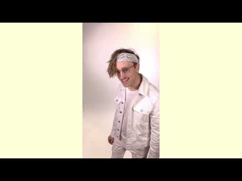 KAJ - Vems pojk e do?