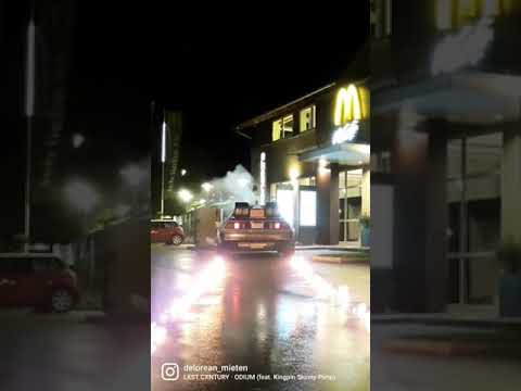marty mcfly mit seinem Delorean bei McDonald's.