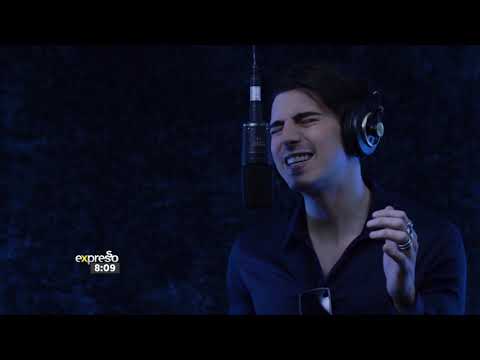 Nic Billington gives a special performance of ‘White Wedding’