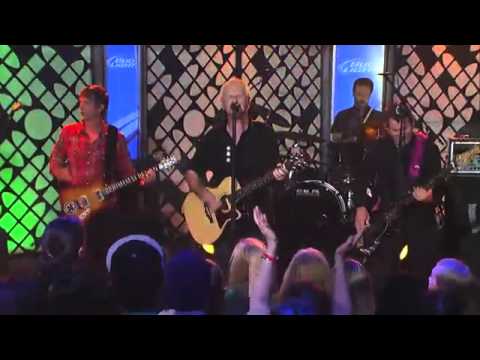 Young Dubliners Perform Howaya Girls.mp4