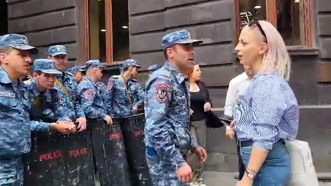 Ոստիկանները սոված քաղաքացիներին արգելում են մտնել Տաշիր պիցցա