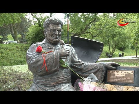 Ławeczka Andrzeja Koziei stanęła przed kinem Moskwa - ITV Kielce