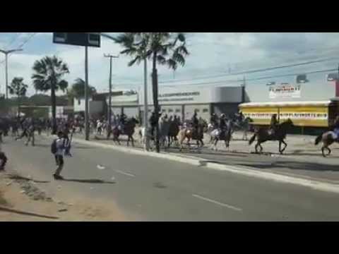 Manifestantes enfrentam Cavalaria que responde com balas e cacetetes