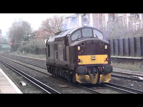 37516 Light Engine Pass Kensington Olympia On OZ37 To Southall