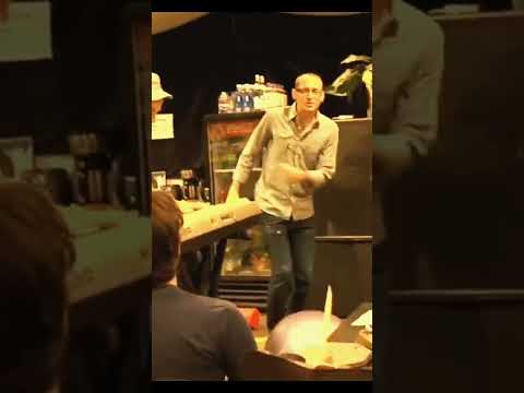 Chester singing "Numb" in funny way 😄😍 Linkin Park cute video ❤️