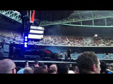 Jay Z (ft. Rhianna) @ U2 Concert  : Melbourne 03/12/10 - "YOUNG FOREVER".