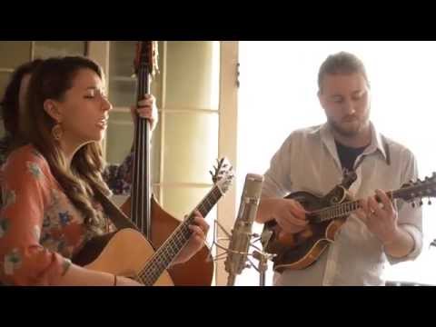 Folk Alley Sessions: Lindsay Lou & The Flatbellys - "Hot Hands"