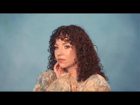 Enchantée Julia - Fleur de peau (Lyrics Video)