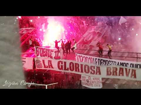 "Hinchada de San Martín de Tucumán frente San Lorenzo último partido de la Superliga" Barra: La Banda del Camion &bull; Club: San Martín de Tucumán