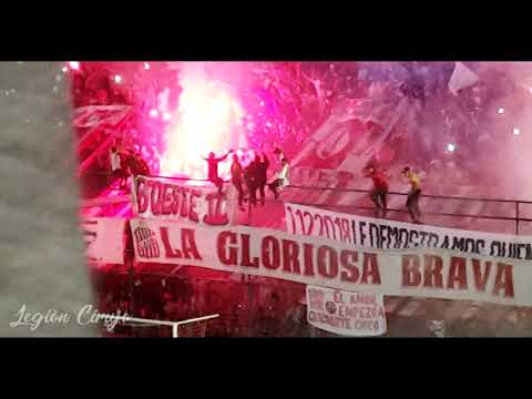 "Hinchada de San Martín de Tucumán frente San Lorenzo último partido de la Superliga" Barra: La Banda del Camion • Club: San Martín de Tucumán