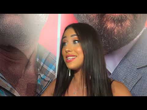 Pavyon şarkıcısı oldu