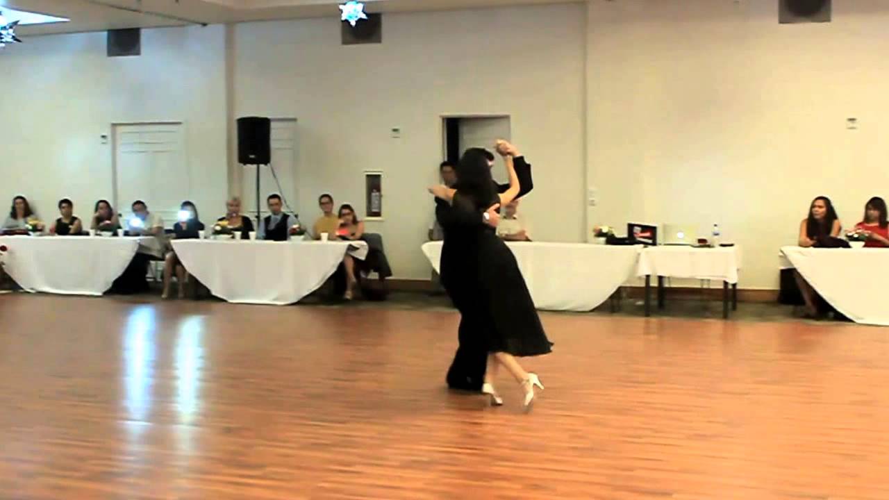 Pablo Rodriguez y Eva Garlez interpretan Total pa'qué sirvo