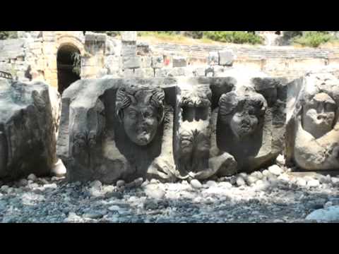 Амфитеатр и ликийские гробницы в г. Мира