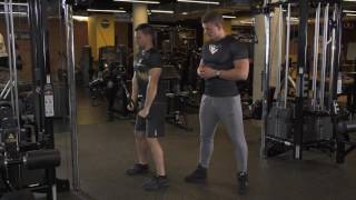 Prostowanie ramion na wyciągu z liną — wideo