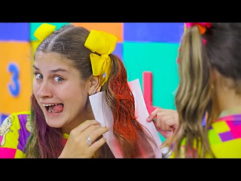 APRENDENDO AS CORES E AS VOGAIS EM INGLÊS COM A MILENINHA NA PISCINA - Crianças Aprendem Idiomas