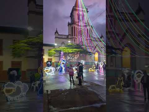 Así fue el alumbrado del parque principal de urrao antioquia.. Muy hermoso.. #viralreelsシ #turismo
