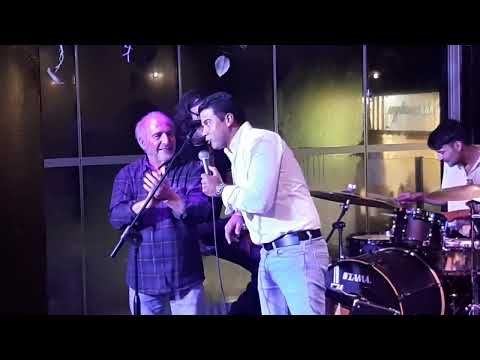 Noites de música ao vivo no AMA , com Paulo Fragoso a cantar .