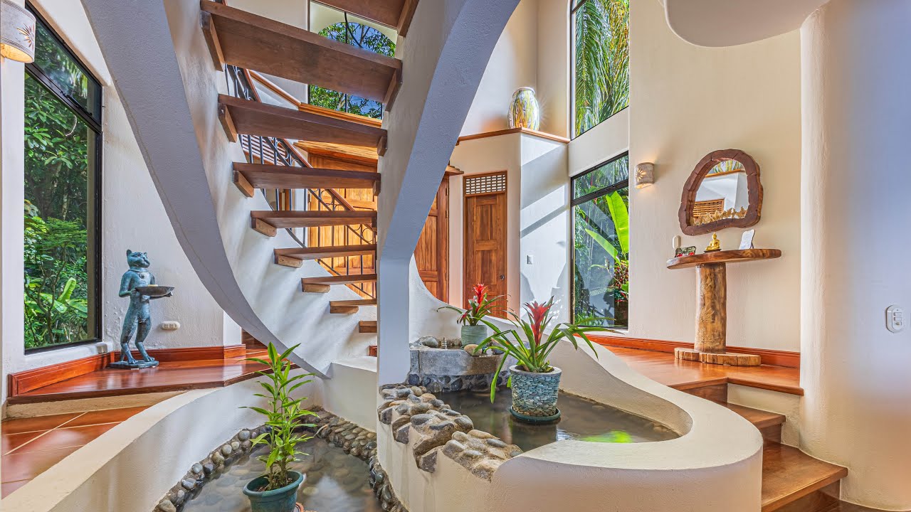 Fotograma de video: Villa de lujo con vista al mar