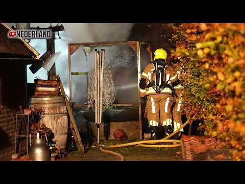 Uitslaande brand in schuur dreigt over te slaan na woning met rieten dak
