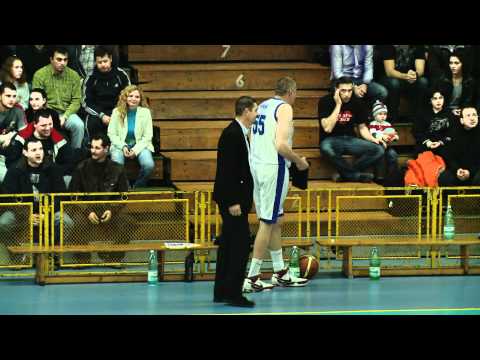 Poli Iasi - Steaua Inceputul meciului - schimb de fanioane.mpg