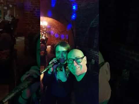 Spiewająca " BARMANKA " - A jak