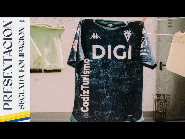 Vídeo relacionado con Body bebé mi papi me hizo guapo simpático y sobretodo aficionado al fútbol de Cádiz - Azul Royal, Talla única 12 meses