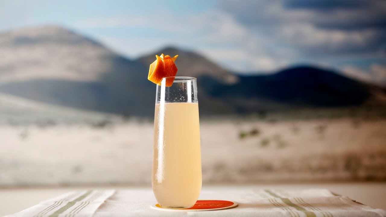 Lounge Here serves cocktail Everybody's Girl