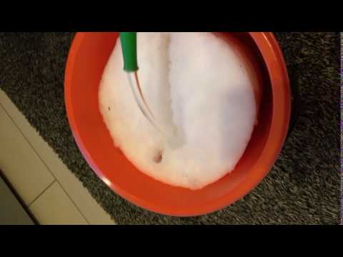 Schnee mit Wasser auftauen