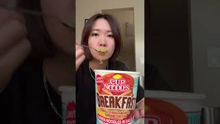 パンケーキ味のカップラーメン食べてみた🍜🥞🥓🍳🇺🇸 #shorts #アメリカ生活 #カップ麺 #海外生活