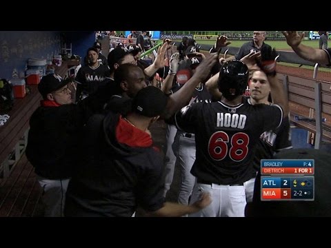 ATL@MIA: Hood comes home on a wild pitch