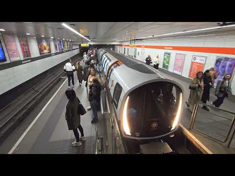 Glasgow Subway Stadler EPT 302 aankomst in Glasgow Buchanan street station op 09.11.2024