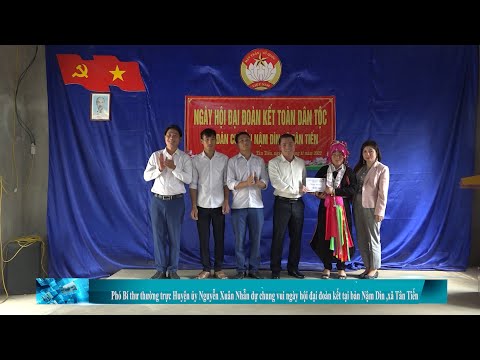 Phó Bí thư thường trực Huyện ủy Nguyễn Xuân Nhẫn dự chung vui ngày hội đại đoàn kết tại bản Nậm Dìn, xã Tân Tiến