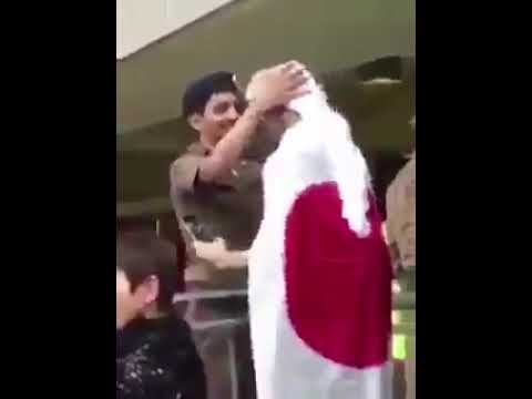 شاهد ما فعله رجل أمن سعودي لمشجع ياباني خلال المباراة