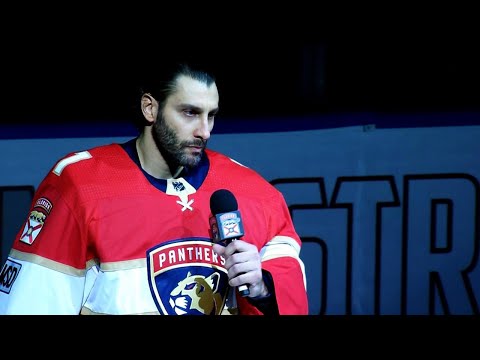 パンサーズがパークランド銃乱射事件の犠牲者に敬意を表し、試合前のセレモニーでは感情的になっていた (Panthers honour Parkland shooting victims in emotional pre-game ceremony)