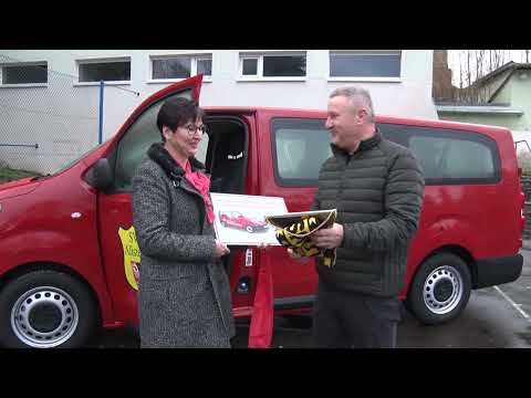 PUNKTum Sparkasse spendet Kleinbus an SV Allstedt