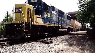 preview picture of video 'CSX 6160 & 2788 pick up some cars at Rt. 100 Industrial Park Spur in Hanover, Maryland'