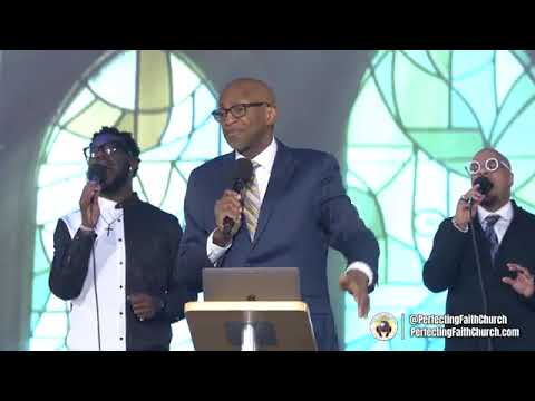 Pastor Donnie Mcclurkin Singing Trust Me (Tribute to Richard Smallwood)