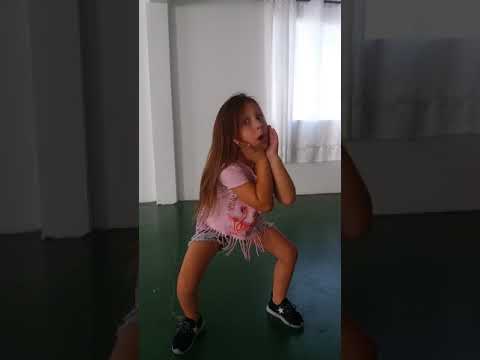 Vai malandra 2 Anitta  ( Sophia dançando ) 